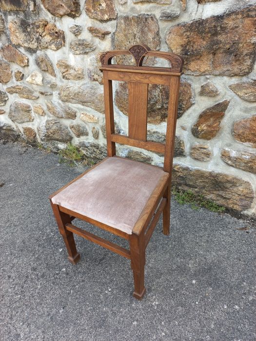 Cadeira clássica em madeira e veludo castanho