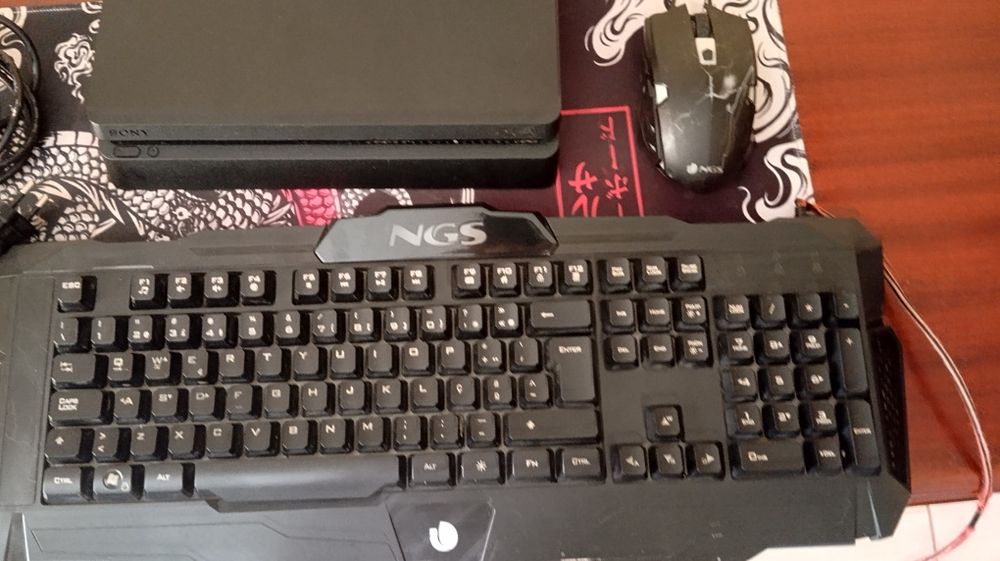 PS4 de 1T com respectivos cabos e comando