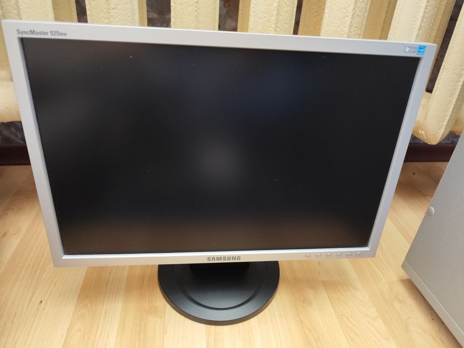 Монитор широкоформатный Samsung SyncMaster 920NW в рабочем состоянии