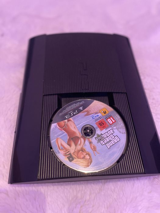 Ps3 Super Slim  500gb c/ 2 comandos e jogos