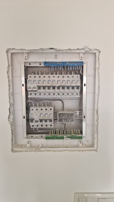 Eletricista — Reparações e Instalações Elétricas