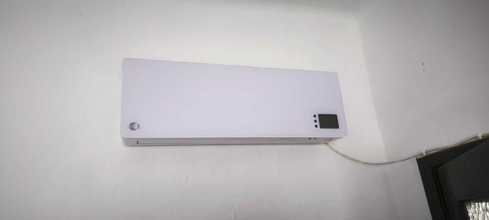 Estante e aquecedor elétrico da parede