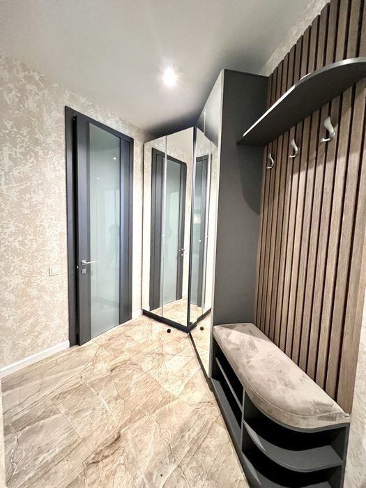 Сдам 2- ком с кухней гостинной и большым балконом .