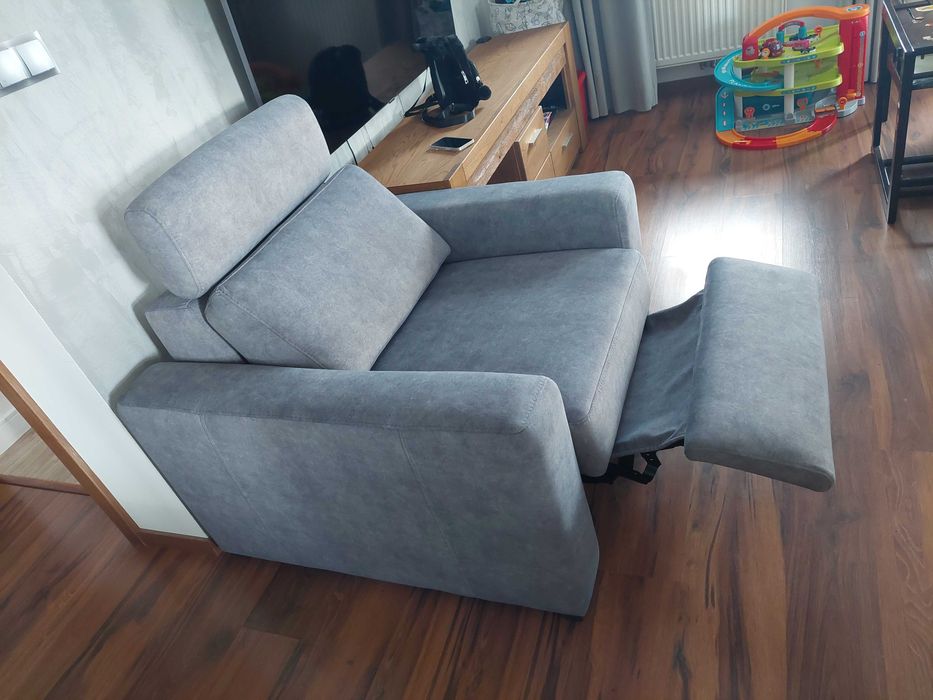 Fotel z elektrycznym podnóżkiem