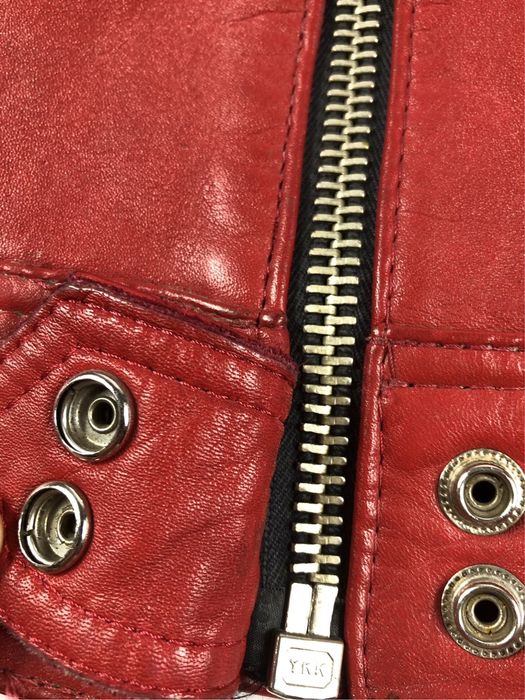 Czerwona damska skórzana kurtka motocyklówka z długim rękawem