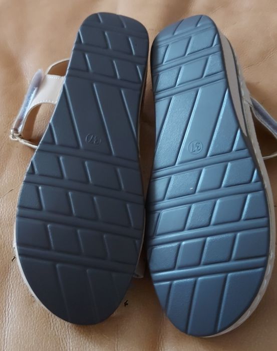 Sandały beżowe    .