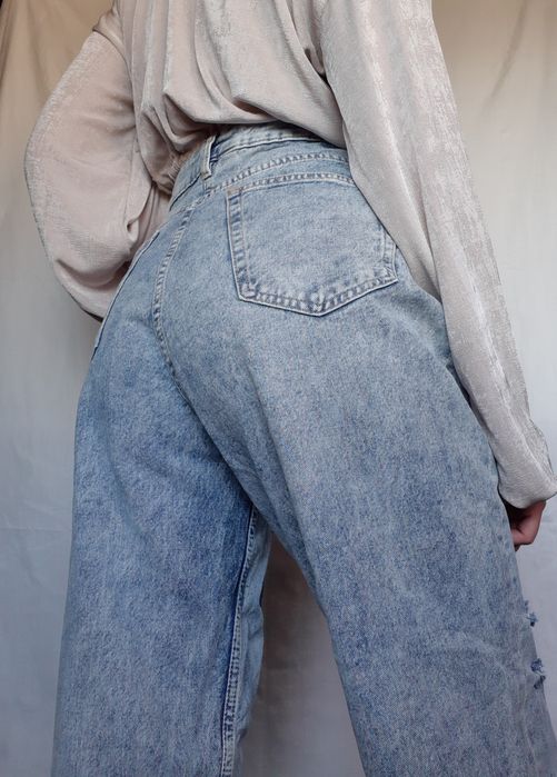 Jasnoniebieskie jeansowe spodnie straight z wysokim stanem i dziurami