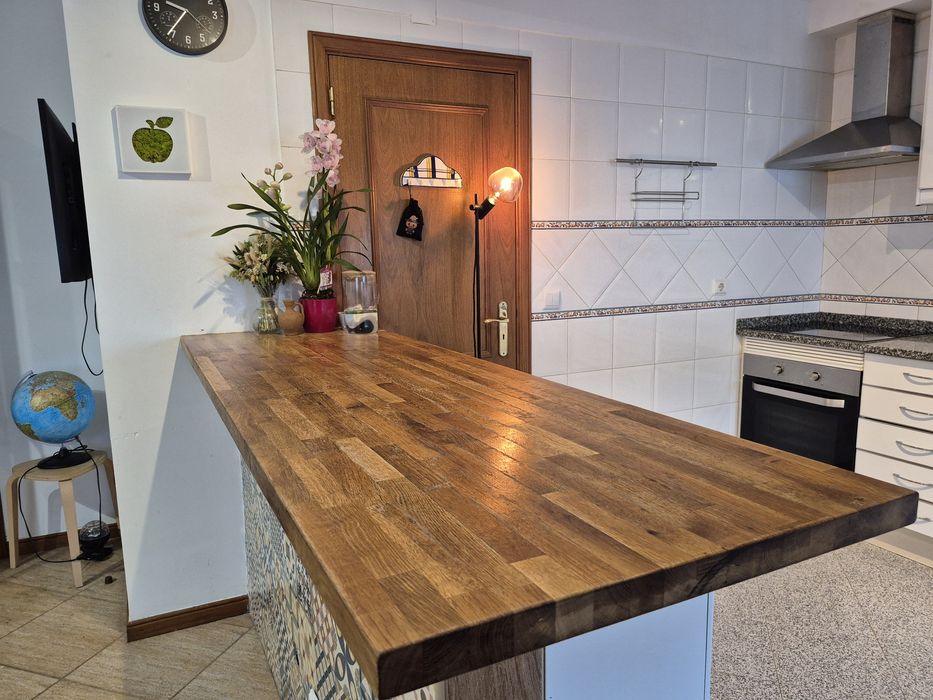 Cadeiras altas com bancada em Madeira natural