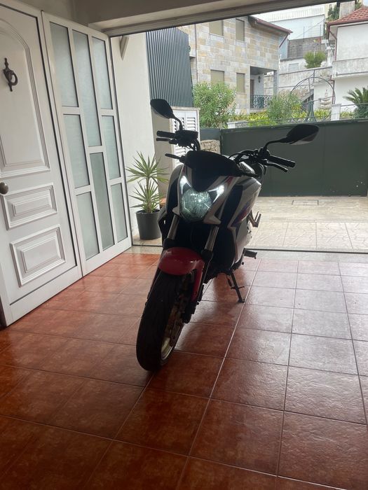 Vendo honda cb650f com quickshifter e vários outros extras
