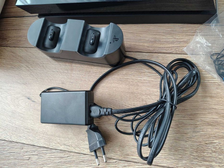 PlayStation 4 FAT, 2 pady, ładowarka, gry