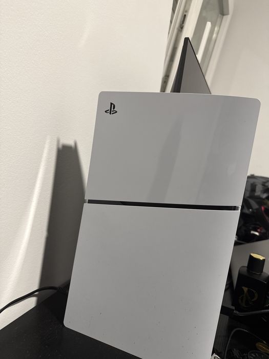 Ps5   Slim com coomando apenas 5 messes de usso 400€ preço nao negocialvel