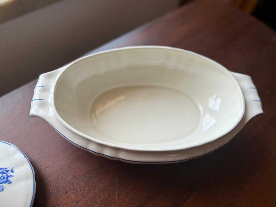 Conjunto Sacavém porcelana canelada com rosas azuis - 8 pratos + travessa oval