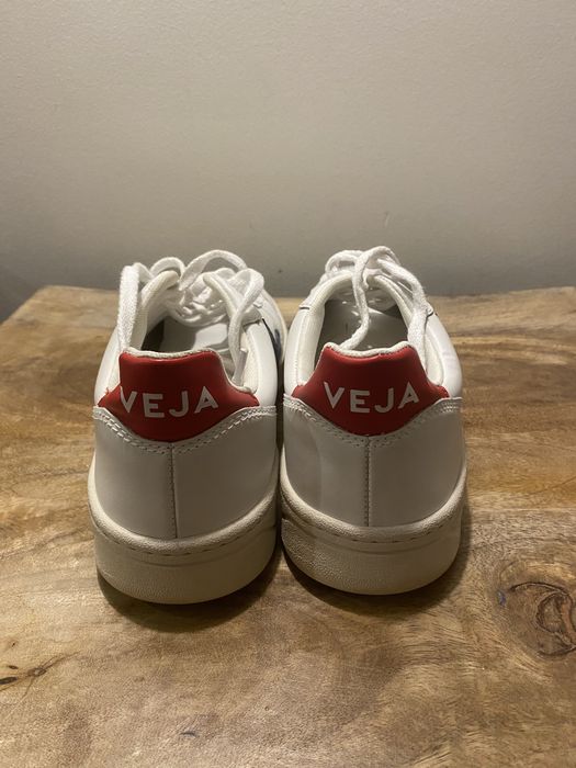 Tenis brancos da marca Veja.