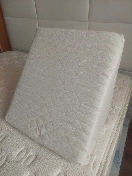 Almofada Triangular Ergonómica – apoio de costas / leitura / descanso