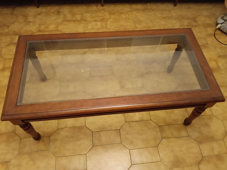 Mesa de centro em madeira e vidro