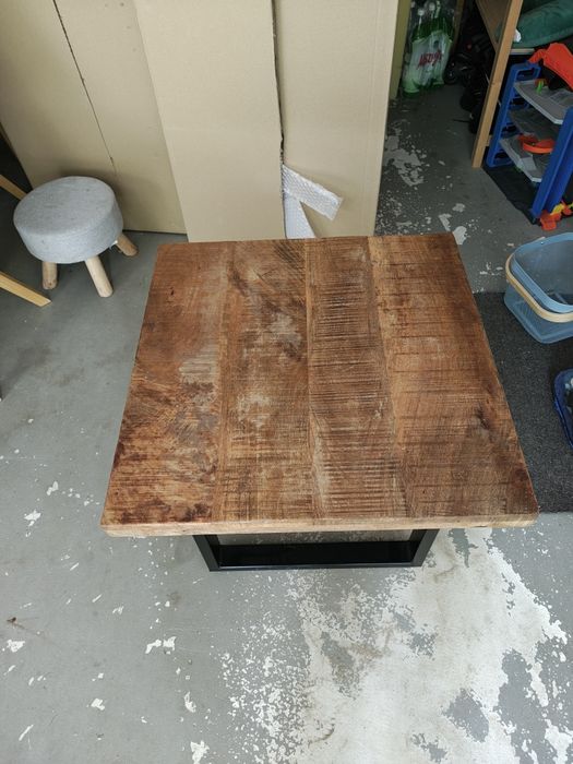 Stolik kawowy 60x60 cm z litego drewna – styl loft/postarzany