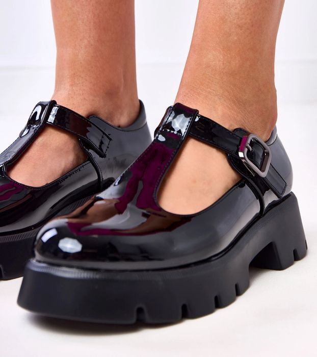 Czarne lakierowane półbuty na słupku z zapięciem Juliska