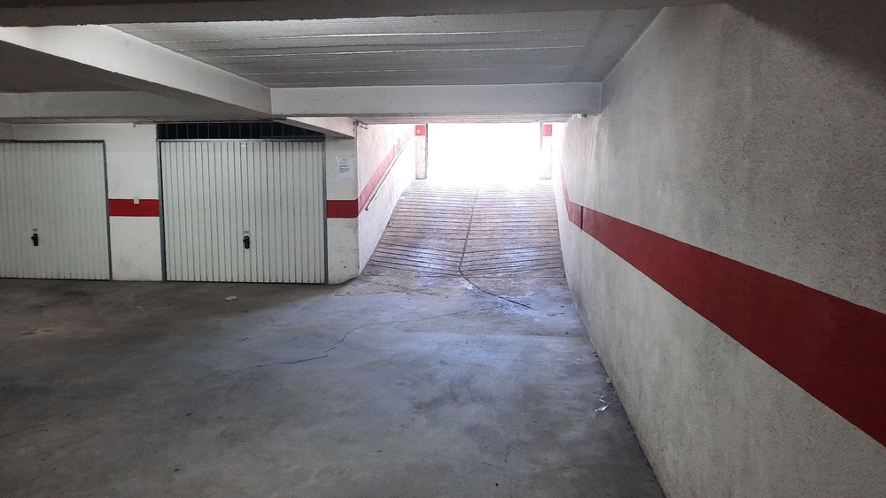 Garagem Box Fechada com Portão Automático e Eletricidade – Rio de Mouro
