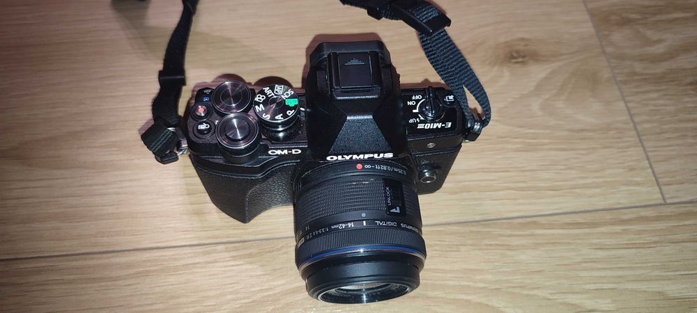 Aparat bezlusterkowiec Olympus OM-D E-M10 III z obiektgywem 14-42mm