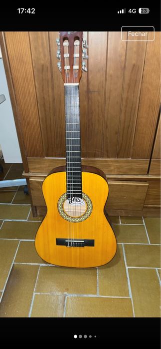 Guitarra nova mas porem com uma ligeira rachadura