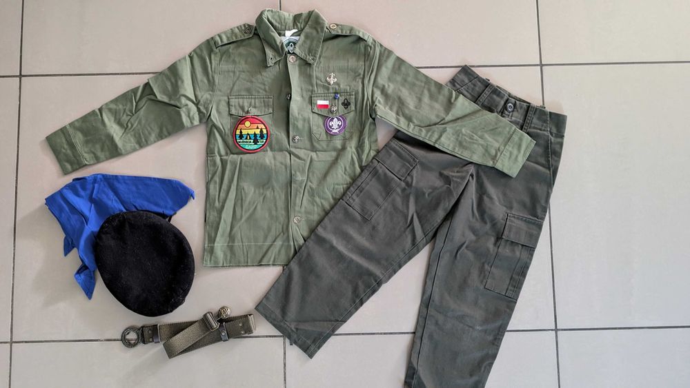 Mundur harcerski chłopięcy r. 128 koszula, spodnie, beret, pas