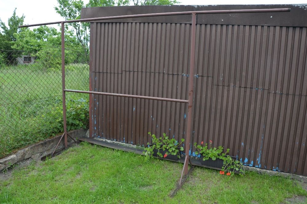 Duży 4 m długi, 2 m wysoki, stabilny, solidny, przenośny trzepak z rur