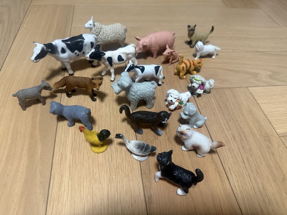 Zestaw kolekcjonerskich figurek zwierząt