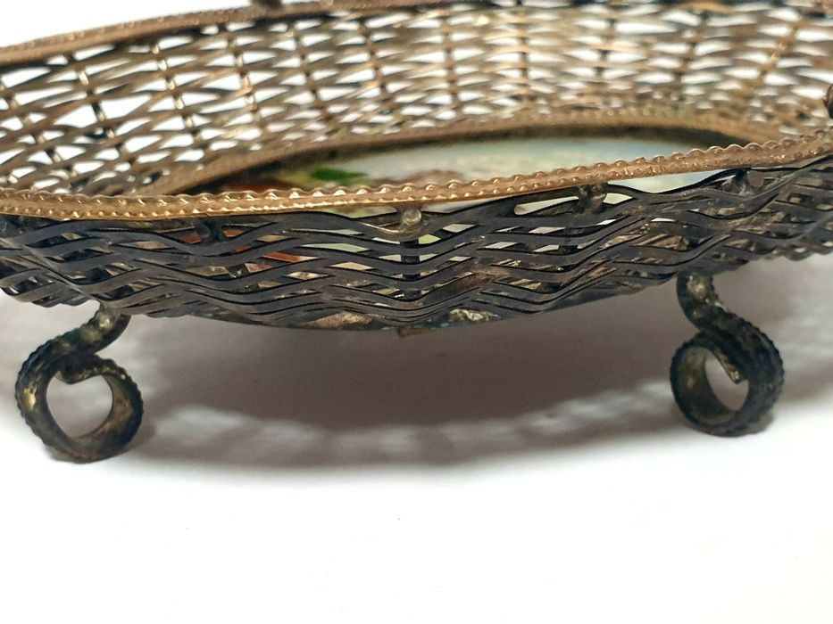 antigo cesto em metal dourado com pintura reversa do Windsor Castle
