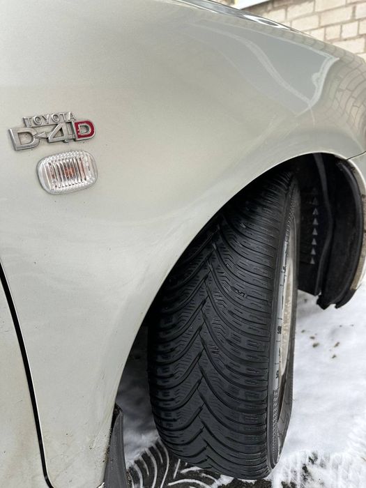 Тойота авенсіс 2,0