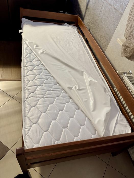 Кровать одинарна, матрас