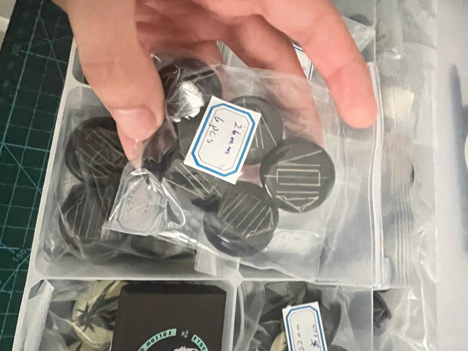 Caixa com set de piercings e plugs
