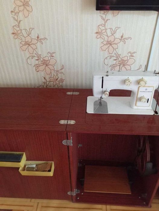 Швейна машинка Чайка 142 М
