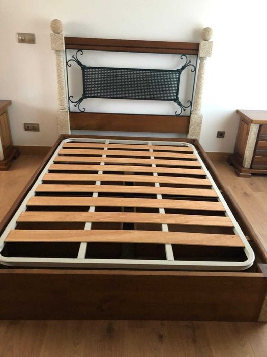 Cama de casal em madeira, pedra e ferro forjado com arrumação