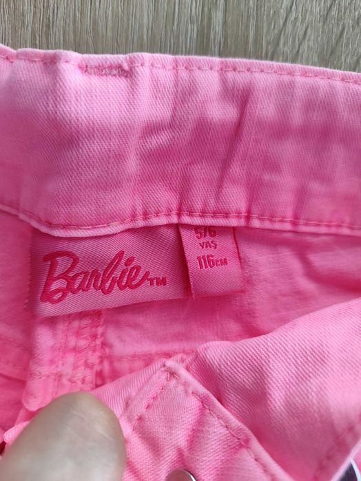 Krótkie spodenki z kieszeniami i paskiem 116 barbie