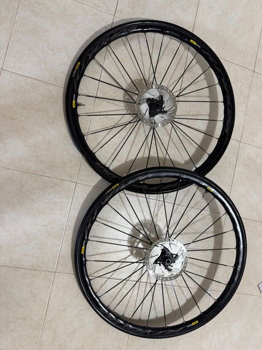 Cervélo R3 Disc Carbono - Ultegra Di2 + Powermeter + 2 Pares de Rodas (Pack Completo)