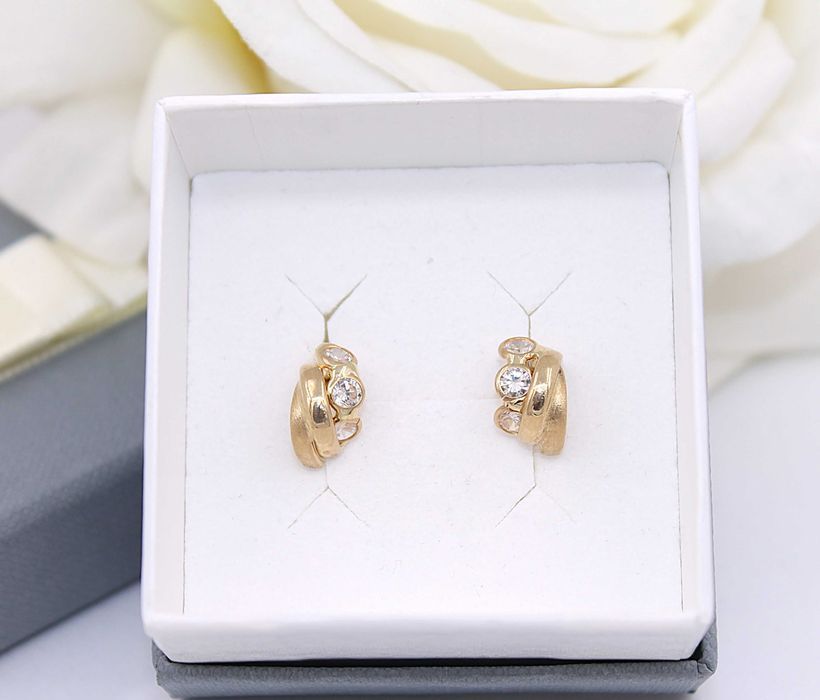 Złote kolczyki p.585/1,87g, wkrętki, ozdobione cyrkoniami na froncie