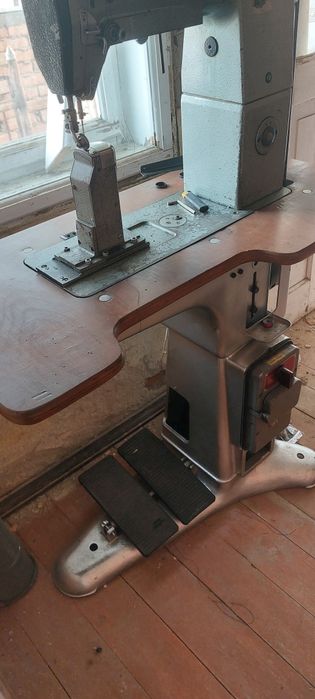 Швейна машинка Minerva, колоночна швейна машинка