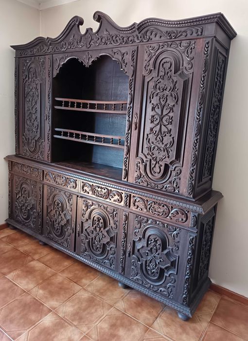 Mobília antiga de sala de jantar, a necessitar de pequenos restauros. Vendo pela melhor oferta.