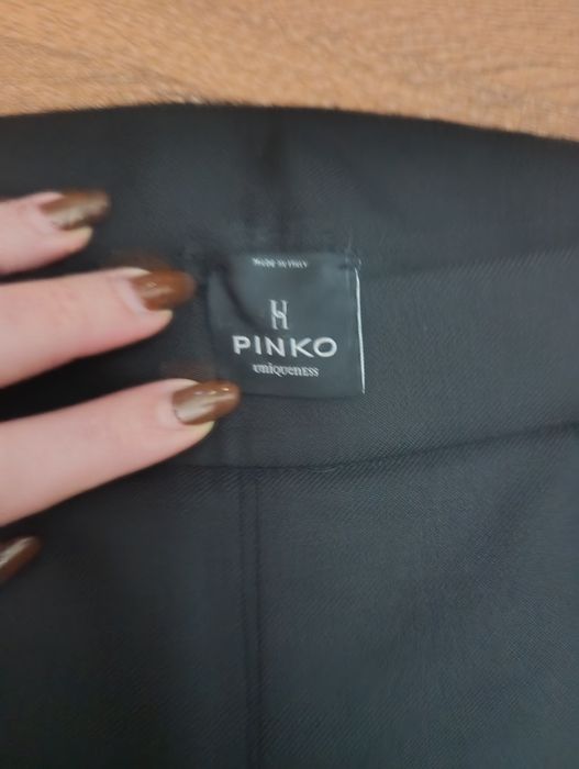 Calça Preta  Pinko , pormenores dos lados, fecho lado tamanho38 italia