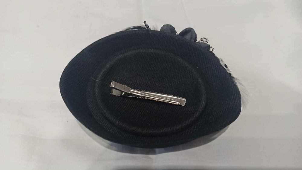 Spinka do włosów z dekoracją kapelusza