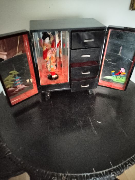 Старовинна музикальна шкатулка