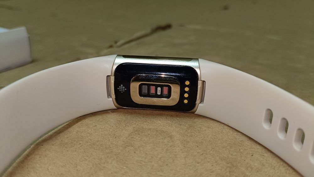 Smartwatch Fitbit Charge 5 beżowy