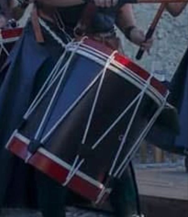 Bombo e cinto e bolsa para baquetas e baquetas