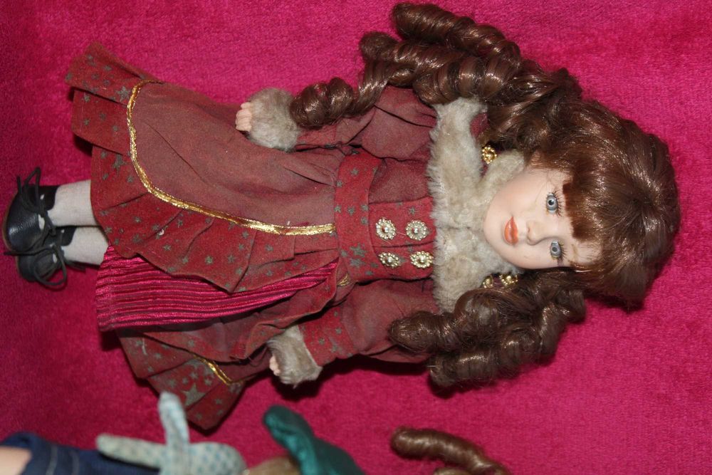 Kolekcjonerska lalka porcelanowa na stojaku"