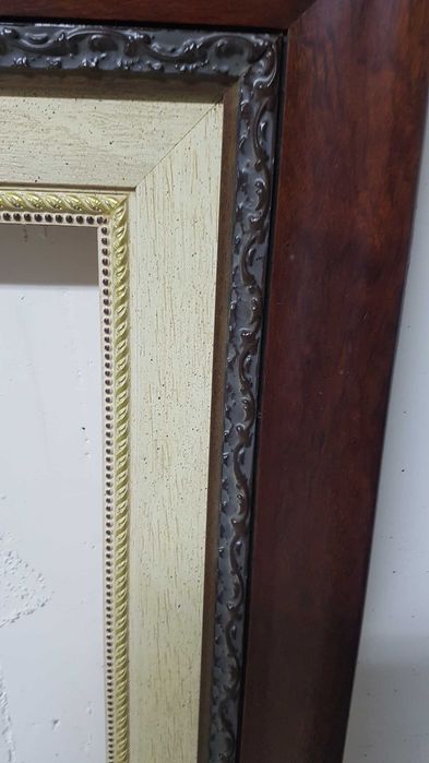 Moldura em madeira antiga vintage em bom estado