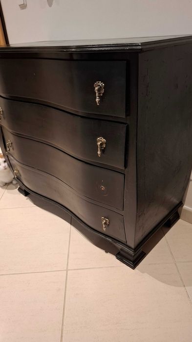 Cómoda preta de madeira