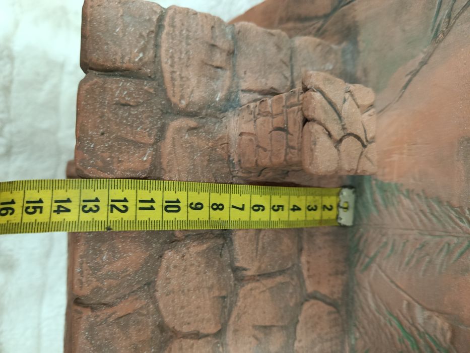 Peça rústica em barro vermelho feito artesanalmente para parede