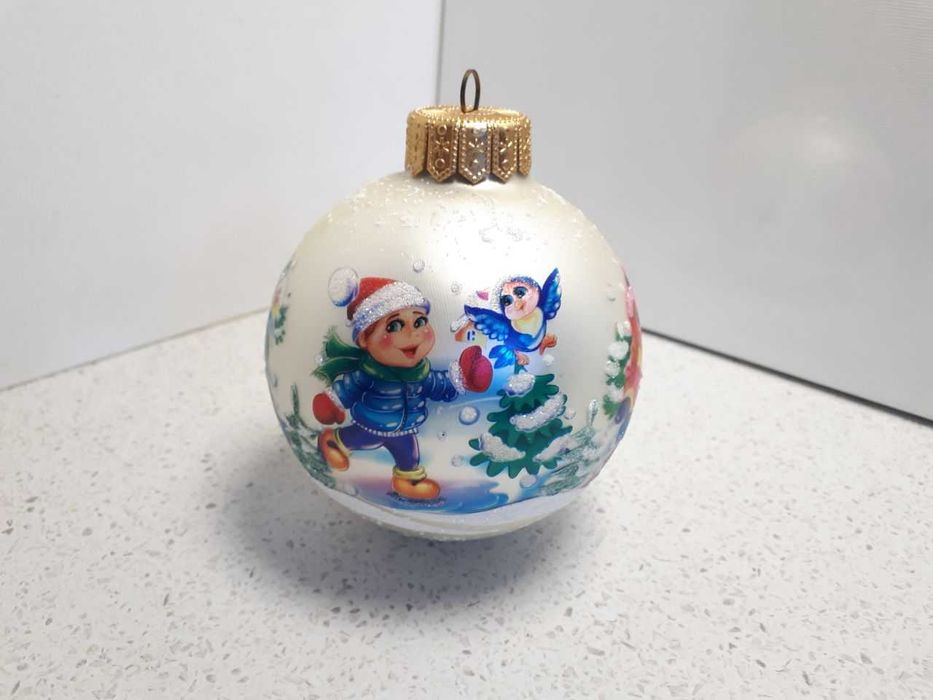 Стеклянный новогодний шар 8,5 см: 4 сюжета, объёмный снег, новый