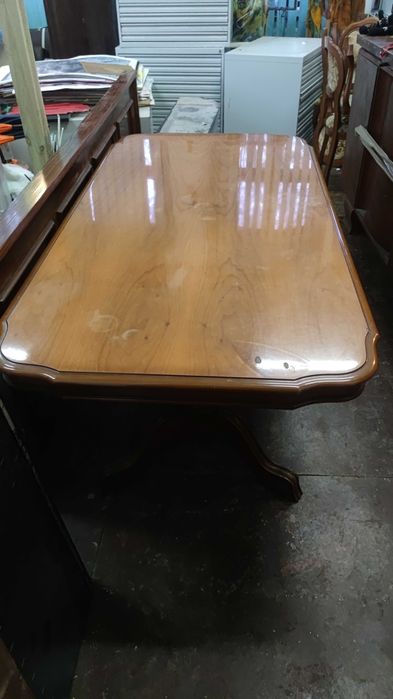 Piękny drewniany stół i krzesła