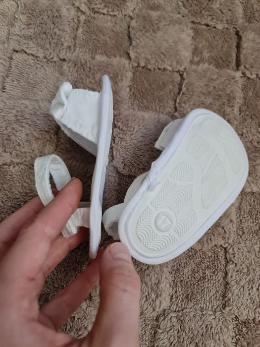 Продам білі дитячі сандалі (11 см)
